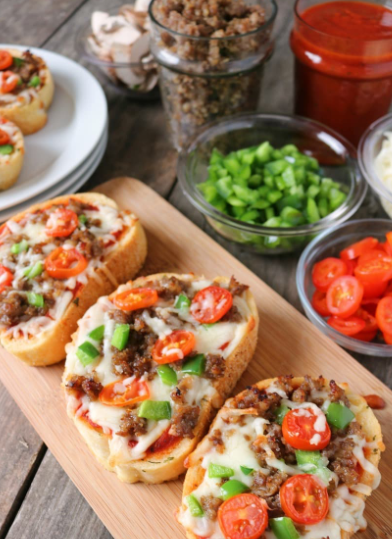Stokbrood variant met tomaat, paprika en gehakt